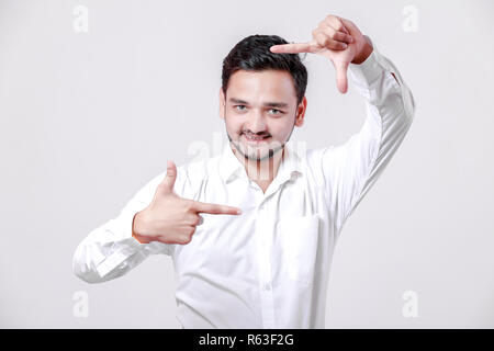 Giovani indiani uomo rendendo il telaio con la mano Foto Stock