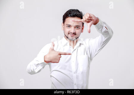 Giovani indiani uomo rendendo il telaio con la mano Foto Stock