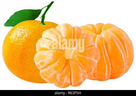 Tre pomodori pelati interi mandarin isolato su sfondo bianco con tracciato di ritaglio Foto Stock