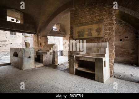 Roma. L'Italia. Ostia Antica. Caseggiato del Termopolio, Thermopolium (Casa del Bar). Regio I - Insula II - Caseggiato del Termopolio (I,II,5) Foto Stock