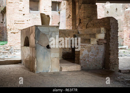 Roma. L'Italia. Ostia Antica. Caseggiato del Termopolio, Thermopolium (Casa del Bar). Regio I - Insula II - Caseggiato del Termopolio (I,II,5) Foto Stock