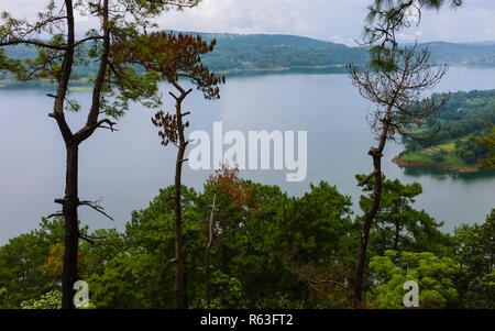 Vista sul lago Umiam affiancato da foreste Khasi Hill e la piccola barca sul lago di un monsone di mattina, Shillong, Meghalaya Foto Stock