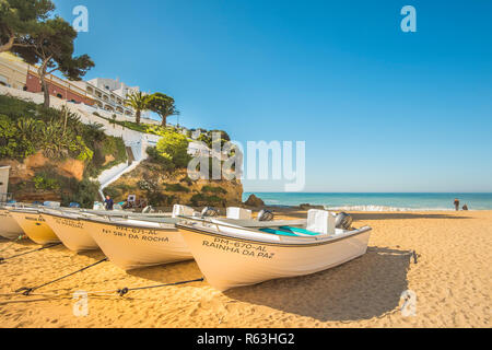 Barche sulla spiaggia di Carvoeiro beach in pre-stagione Foto Stock