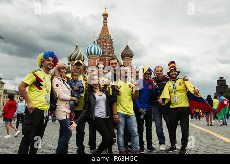 Mosca, Russia - 3 Luglio 2018: ventole colombiano fotografare sulla Piazza Rossa di Mosca durante il 2018 FIFA World Cup in Russia Foto Stock