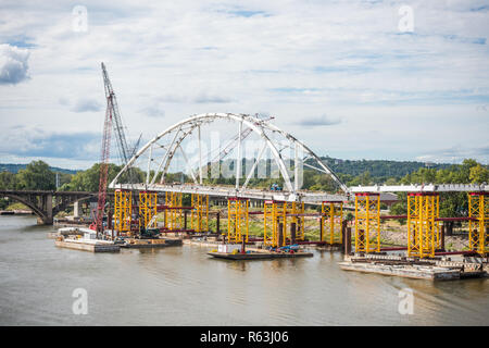 Costruzione del Broadway ponte che attraversa il fiume Arkansas a Little Rock Foto Stock