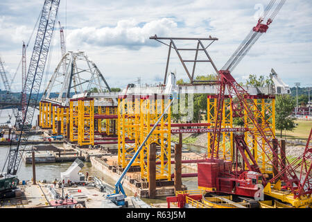 Costruzione del Broadway ponte che attraversa il fiume Arkansas a Little Rock Foto Stock