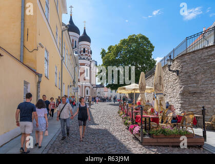 Cafe su Pikk jalg guardando verso la Cattedrale Alexander Nevsky,Toompea, Old Town (Vanalinn), Tallinn, Estonia Foto Stock
