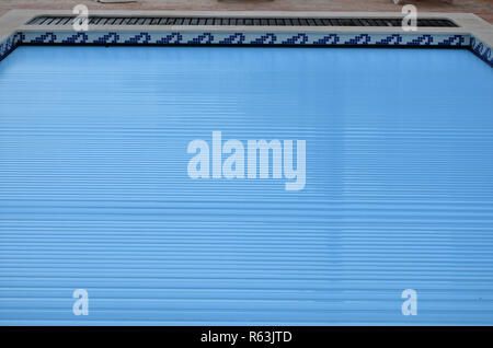 Reti a doghe a elettrico copertura per piscina su home piscina Foto Stock