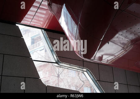 Viste della estensione al Museo Reina Sophia, Madrid dal rinomato architetto francese Jean Nouvel che ha vinto il Premio Pritzker nel 2008 Foto Stock