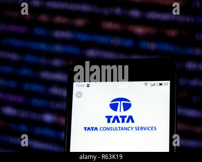 Tata Consultancy Services Information technology consulting company logo che si vede visualizzato sul telefono intelligente. Foto Stock