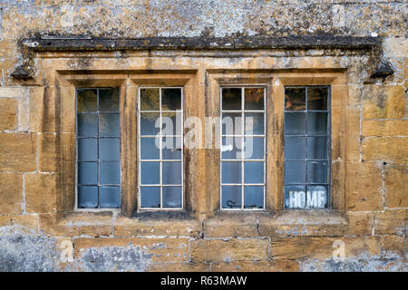 Cotswold cottage in pietra finestra con la parola casa nell'angolo. Stanway, Cotswolds, Gloucestershire, Inghilterra Foto Stock