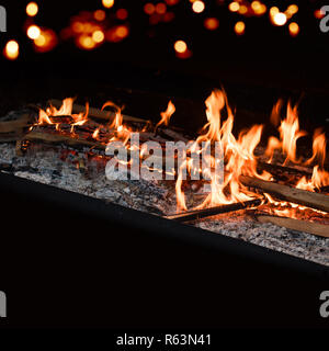 Fuoco di legno su sfondo nero Foto Stock