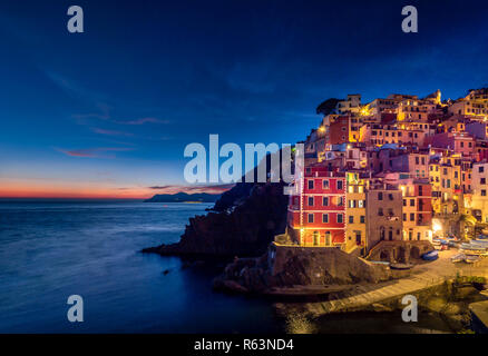 Villaggio di Pescatori Riomaggiore di notte, le Cinque Terre, La Spezia, Liguria, Italia, Europa Foto Stock
