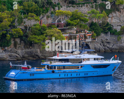 Yacht di lusso con elicottero nel porto di Portofino, Golfo Paradiso, la provincia di Genova, Riviera di Levante, Liguria, Italia, Europa Foto Stock