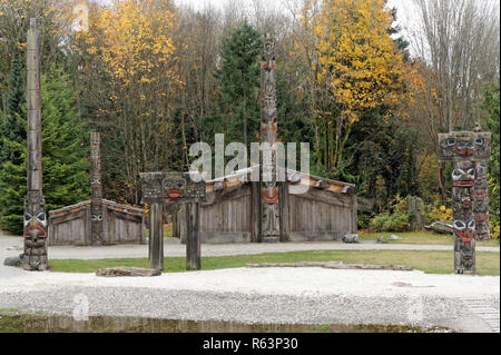 Haida villaggio sul terreno del Museo di Antropologia MOA, University of British Columbia, Vancouver, BC, Canada Foto Stock