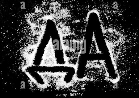 Sì parola in lingua russa da disegno del simbolo dal dito sul bianco della neve polvere del sale su sfondo nero. Lettere maiuscole Foto Stock