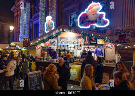 Vin chaud (vin brulé) stallo in 2018 Mercatino di Natale a Bruxelles, in Belgio Foto Stock