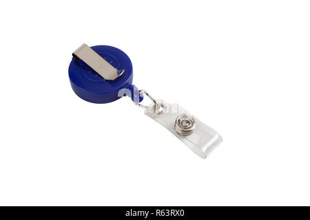 Plastica blu porta badge clip, isolato su bianco con percorso di clipping. Foto Stock