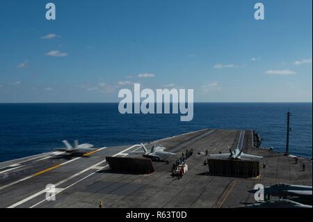 Mare delle Filippine (nov. 17, 2018) Un F/A-18E Super Hornet, sinistra, con Strike Fighter Squadron (VFA) 14, decolla dal ponte di volo a bordo della Nimitz-class portaerei USS John C. Stennis (CVN 74). John C. Stennis è in corso e la conduzione di operazioni in acque internazionali come parte di un vettore doppio sciopero vigore esercizio. Gli Stati Uniti Marina ha pattugliato l'Indo-Pacifico regione di routine per più di 70 anni di promuovere la sicurezza regionale, la stabilità e la prosperità. Foto Stock