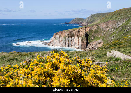 Cape Cornwall da South West Coast Path vicino Punto Gribba, San Giusto, Cornwall, Regno Unito Foto Stock