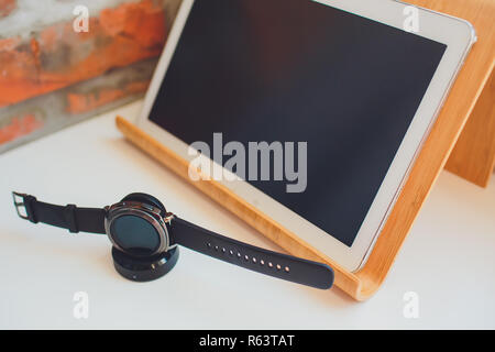 Bamboo stand in legno con smart watch, tablet PC e smart phone. Foto Stock