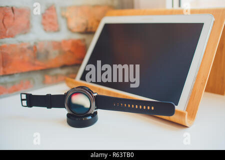 Bamboo stand in legno con smart watch, tablet PC e smart phone. Foto Stock