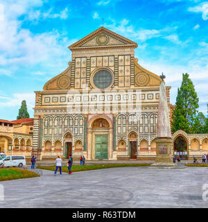 Firenze, Italia - 24 Ottobre 2018: la facciata della Basilica di Santa Maria Novella sul cielo blu di sfondo e persone Foto Stock