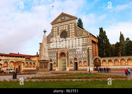 Firenze, Italia - 24 Ottobre 2018: la facciata della Basilica di Santa Maria Novella sul cielo blu di sfondo e persone Foto Stock