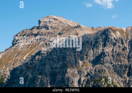 Aspre scogliere di cima del monte Elfer, Stubaital, Tirolo, Austria Foto Stock