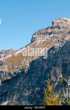 Aspre scogliere di cima del monte Elfer, Stubaital, Tirolo, Austria Foto Stock