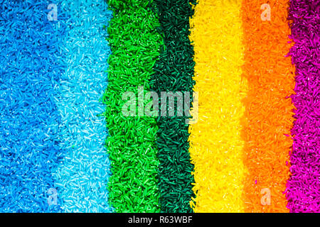Righe verticali colorate con grana di riso Foto Stock