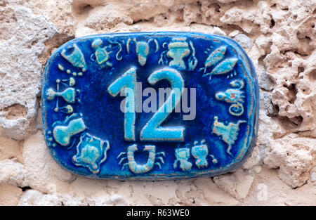 Israele, Jaffa, numeri di ceramica segni zodiacali il numero dodici Foto Stock