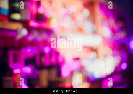 Abstract ripiani con diverse bottiglie di alcol Foto Stock