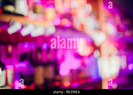 Abstract ripiani con diverse bottiglie di alcol Foto Stock