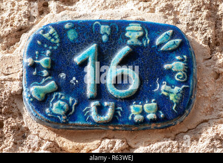 Israele, Jaffa, numeri di ceramica segni zodiacali il numero sedici Foto Stock