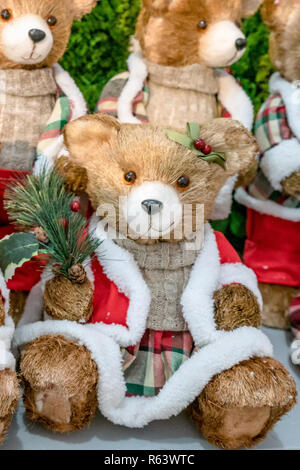 Si tratta di dicembre, tempo di Natale - ritratto colorato di burattini giocattolo bambola orsi, vestiti da Babbo Natale Foto Stock