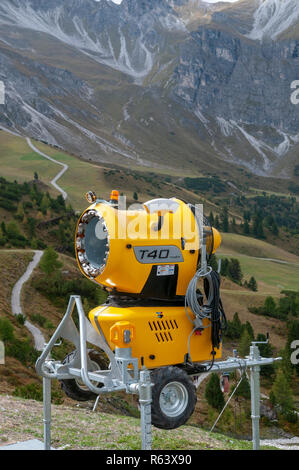 Giallo cannoni da neve. Fotografato alla Schlick 2000 ski center, Stubai, Tirolo, Austria nel mese di settembre Foto Stock