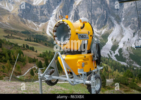 Giallo cannoni da neve. Fotografato alla Schlick 2000 ski center, Stubai, Tirolo, Austria nel mese di settembre Foto Stock