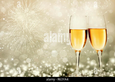 Occhiali con champagne contro fuochi d'artificio Foto Stock