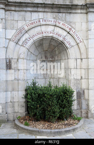 Dettaglio architettonico al di fuori della banca Banque Nationale Paribas, Place Victor Hugo, Saint Omer, Pas de Calais, Hauts de France, Francia Foto Stock