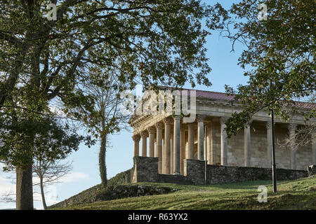 Antica chiesa neoclassica di Saint George, partenon de Fraguas a Arenas de Iguña, Cantabria, SPAGNA Foto Stock