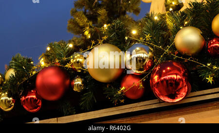 Rosso e oro lampadine di Natale con foglie di pino decorazioni Foto Stock