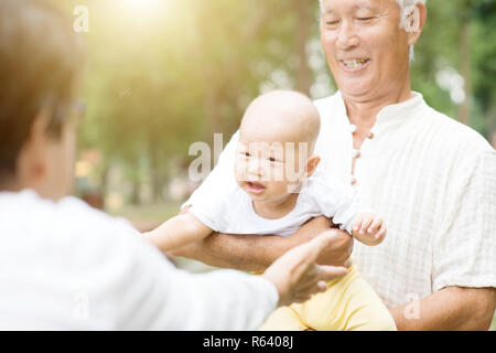 Nonni e nipote. Foto Stock