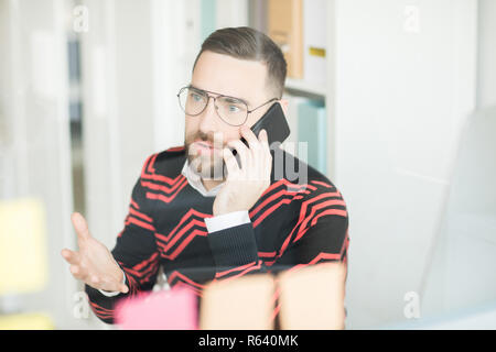 Confuso manager per risolvere i problemi sul telefono Foto Stock