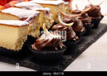 Catering dolci, closeup di vari tipi di torte su evento o ricevimento di nozze Foto Stock