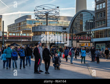 Berlino, Mitte,Alexanderplatz. Orologio mondiale, S-Bahn stazione ferroviaria & persone Foto Stock