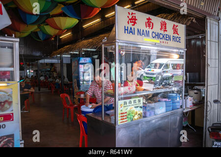 Penang, Malesia - Dicembre 2016: Cinese street food venditore in Georgetown, Penang, Malaysia. Georgetown è famosa per la sua cucina di strada cult Foto Stock