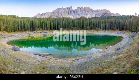 Lago di Carezza o Lago di Carezza è un lago con la gamma della montagna del gruppo del Latemar sullo sfondo nelle Dolomiti in Alto Adige, Italia Foto Stock