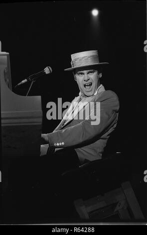 Elton John al pianoforte Simone di credito DELTA NAT GAS/Hickes Leeds Foto Stock