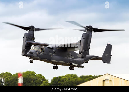 USMC Bell Boeing V-22 Osprey è un americano di multi-missione, tiltrotor aerei militari sia con decollo ed atterraggio verticali (VTOL), e breve takeof Foto Stock